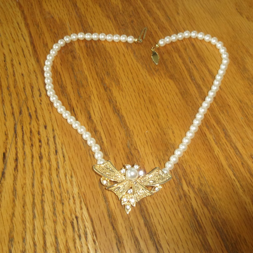Necklace Gold Tone Pearls Gold Tone Pendant Rhinestones